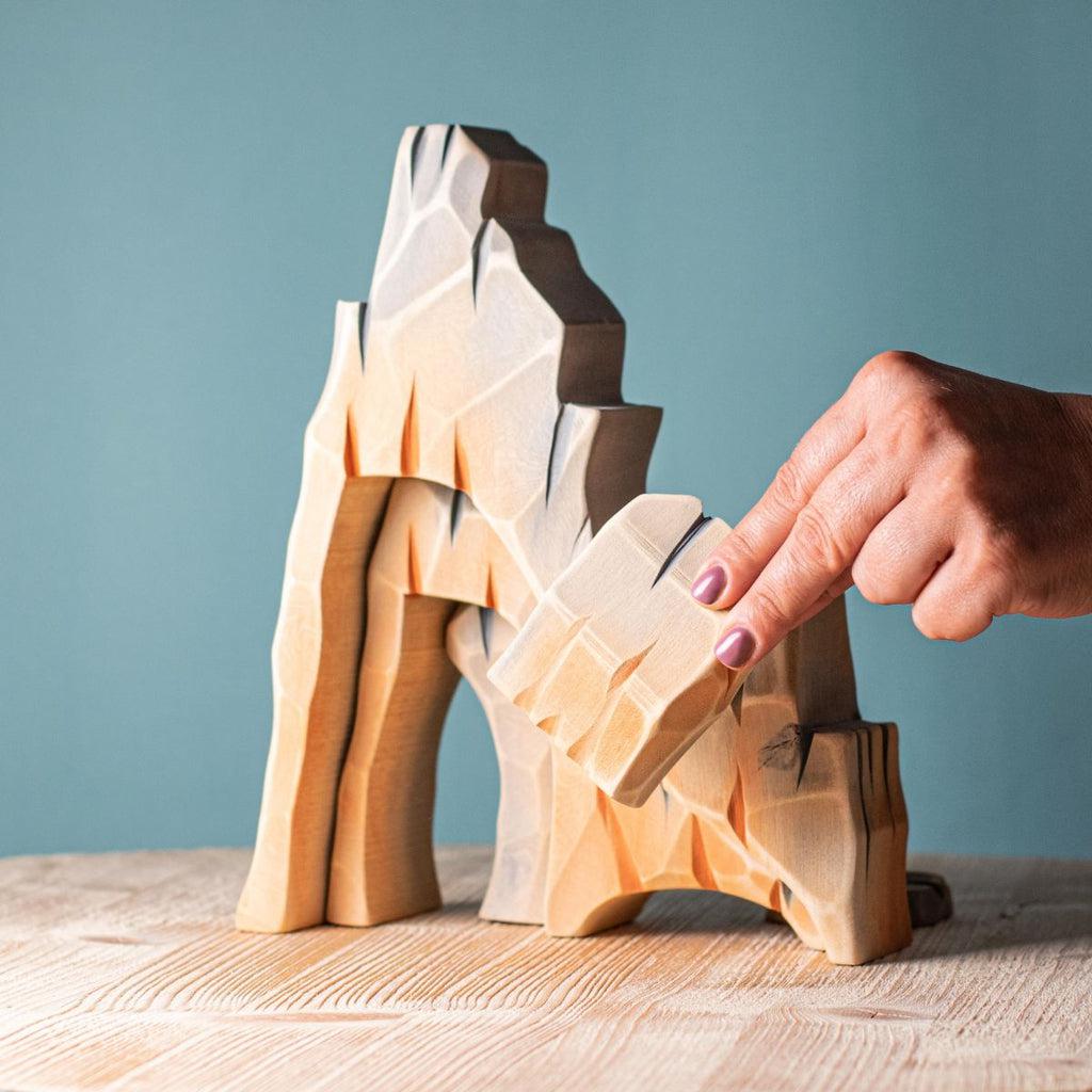 Trefigur i Tre Håndlaget Montessori Stor Fjell Bumbu