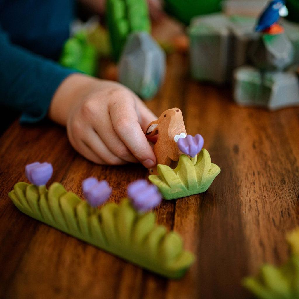 Trefigur Håndmalt Tre Liten Gress Lilla Blomster Bumbu
