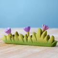 Trefigur Håndmalt Gress Med Lilla Blomster | Bumbu Toys