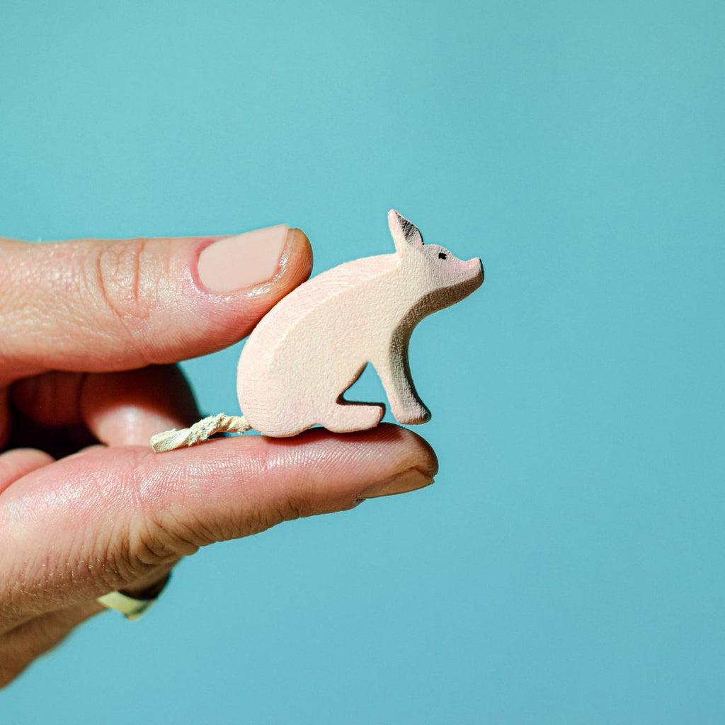 Trefigur I Tre Håndlaget Liten Sittende Grisunge Bumbu Toys