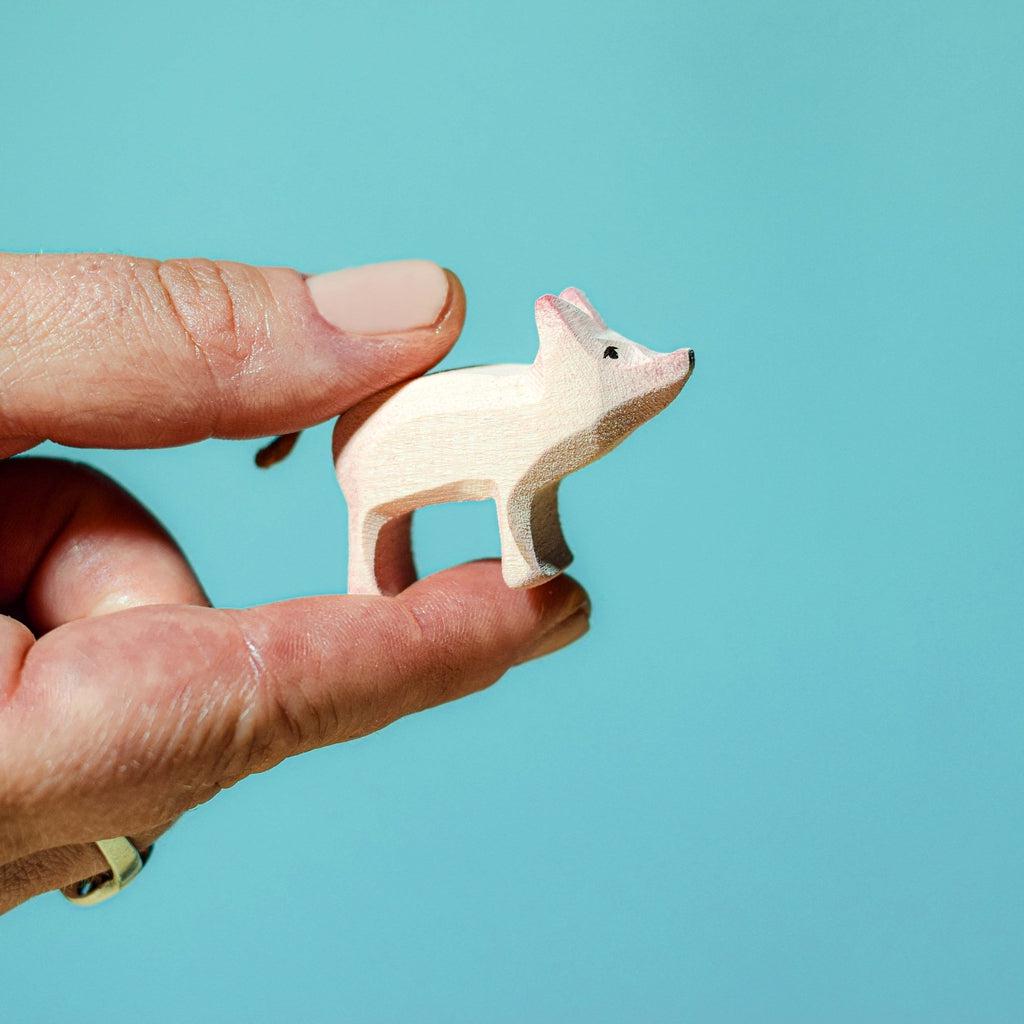 Trefigur Håndlaget Liten Stående Grisunge Bumbu Toys