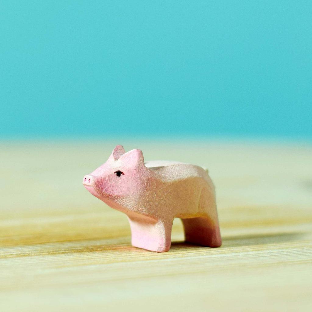 Trefigur Håndlaget Liten Stående Grisunge Bumbu Toys