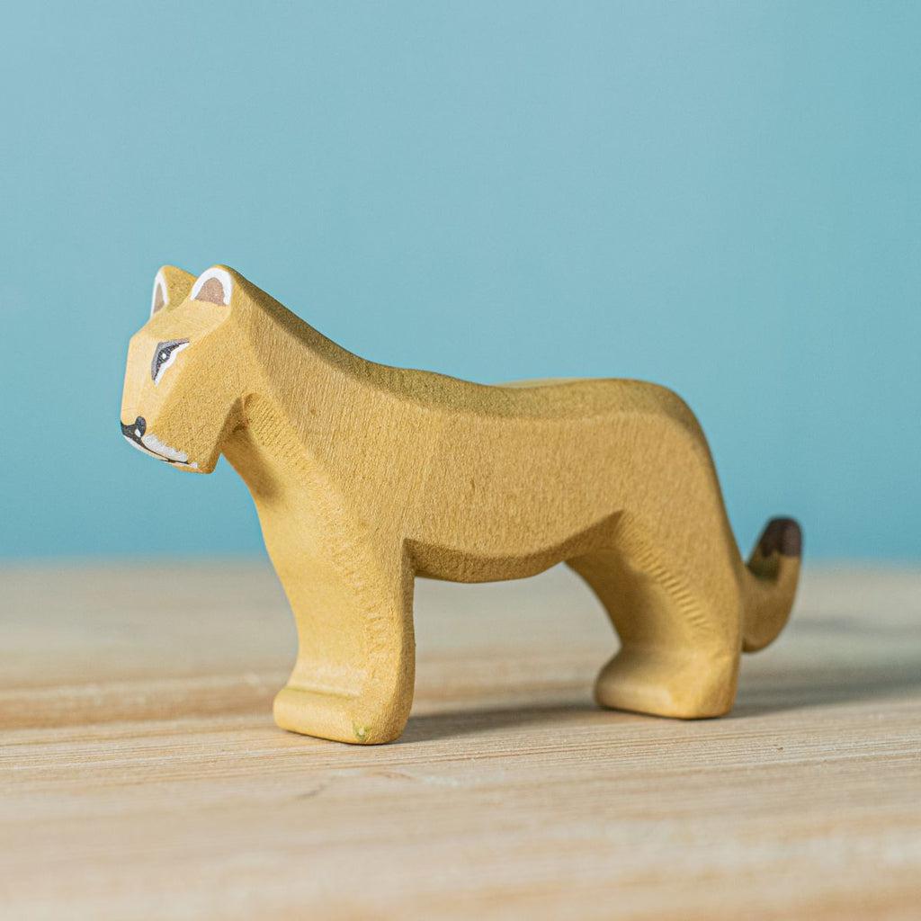 Trefigur Håndlaget Tre Håndmalt Liten Løve Hunn Bumbu Toys