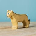 Trefigur Håndlaget Tre Håndmalt Liten Løve Hunn Bumbu Toys