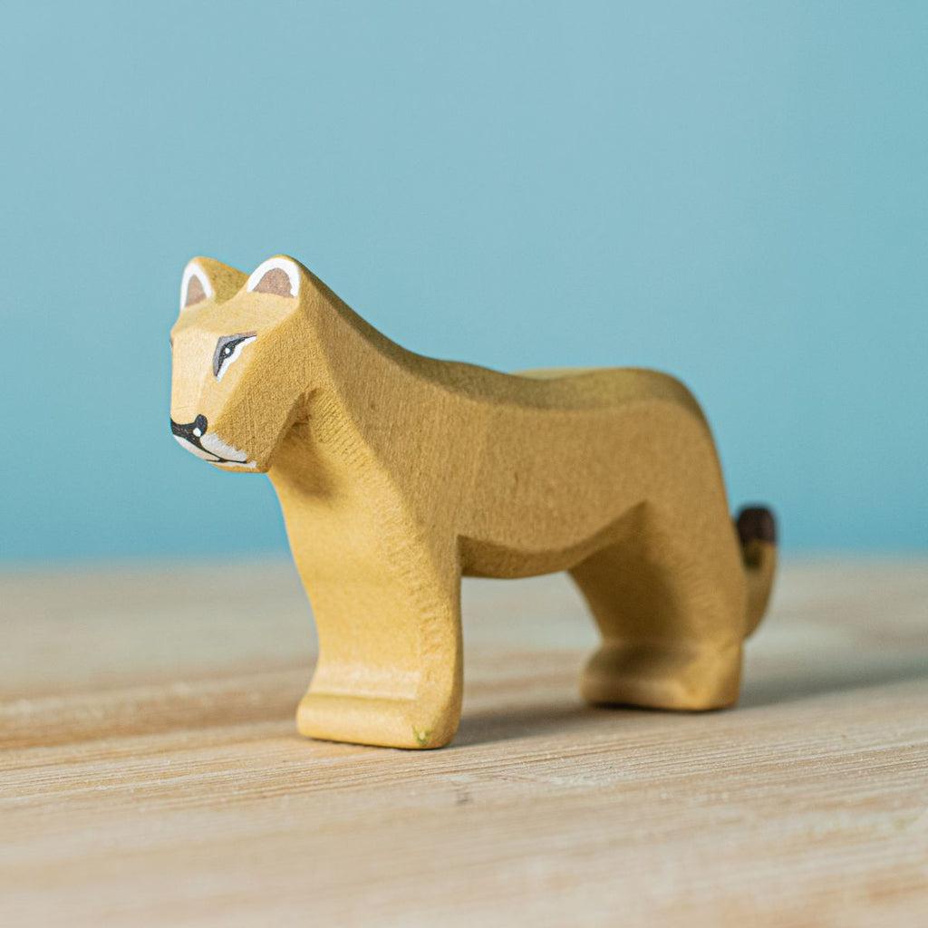 Trefigur Håndlaget Tre Håndmalt Liten Løve Hunn Bumbu Toys