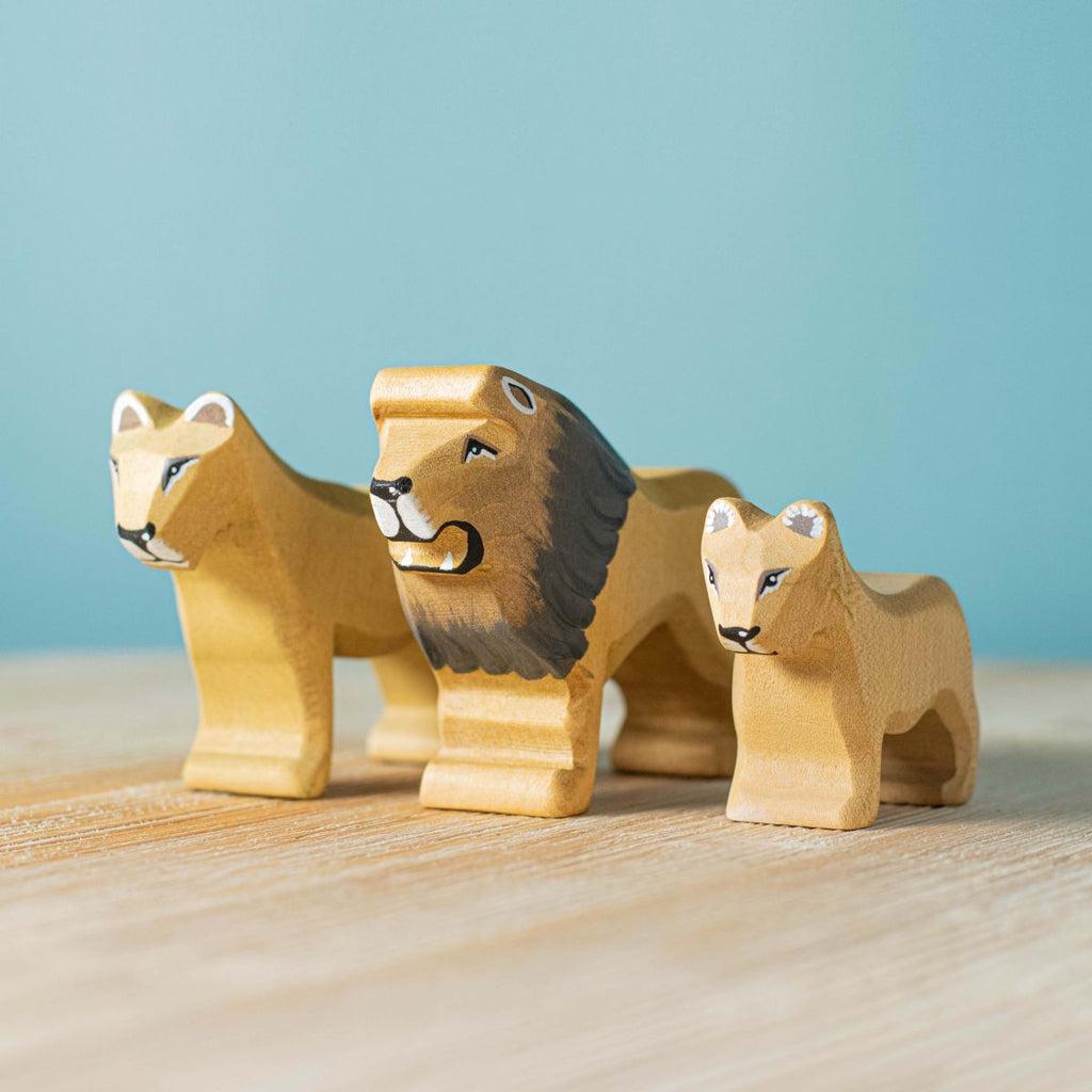 Trefigur Håndlaget Liten Naturlig Løvunge fra Bumbu Toys