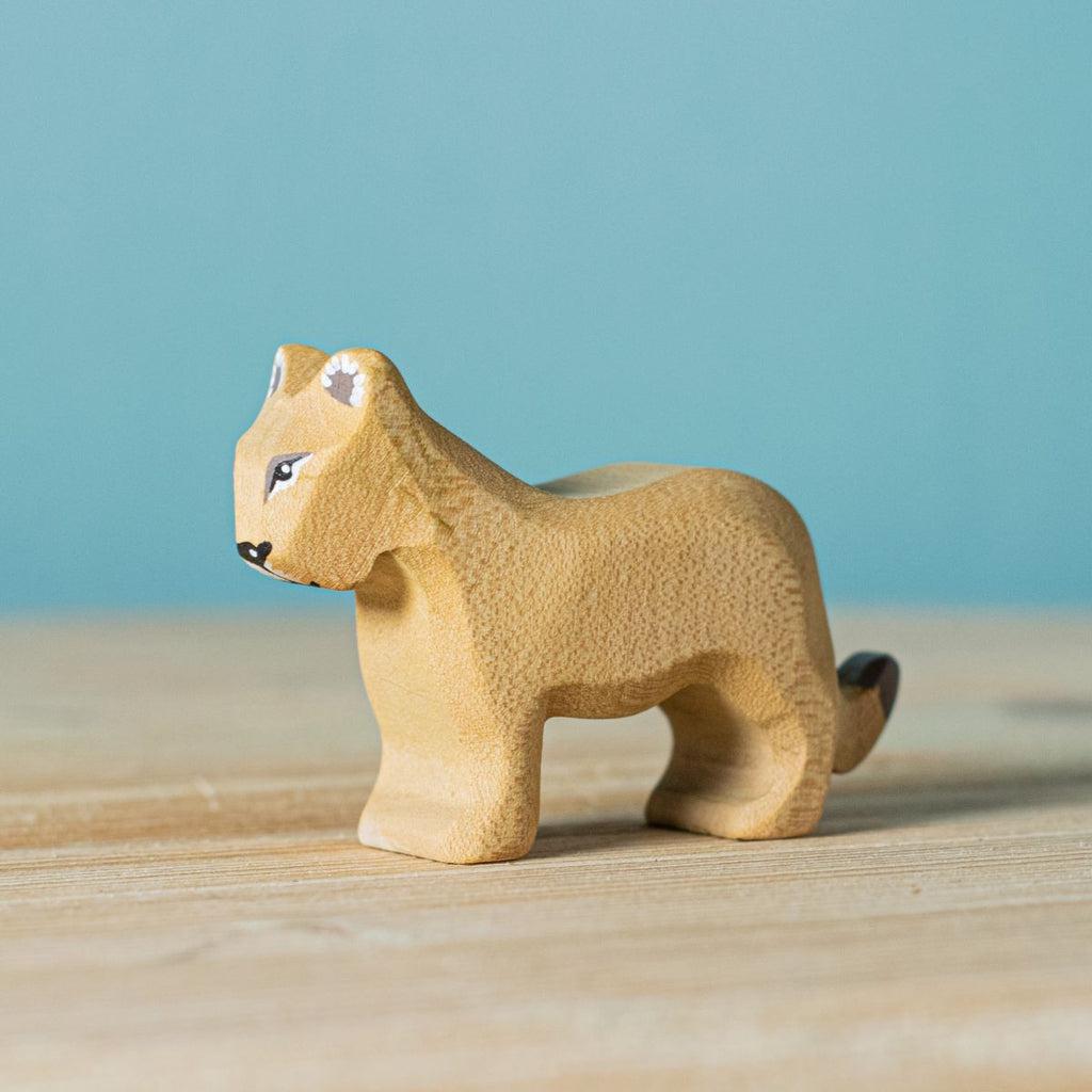 Trefigur Håndlaget Liten Naturlig Løvunge fra Bumbu Toys