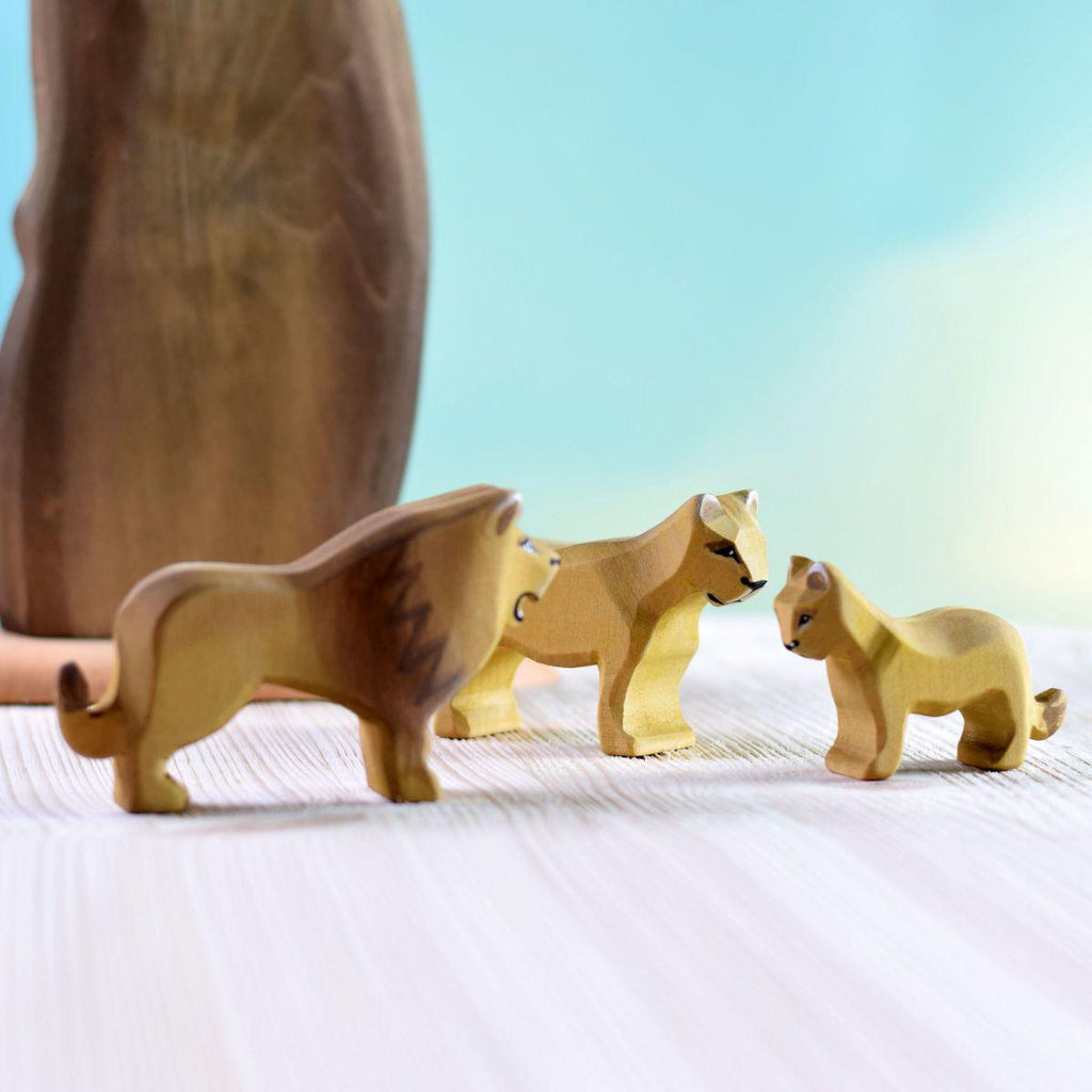 Trefigur Håndlaget Liten Naturlig Løvunge fra Bumbu Toys