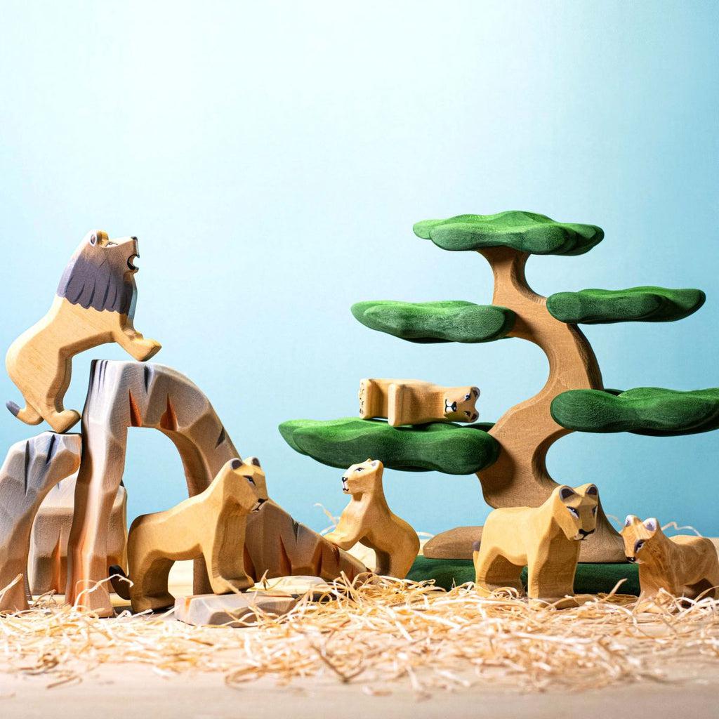 Trefigur Håndlaget Liten Naturlig Løvunge fra Bumbu Toys