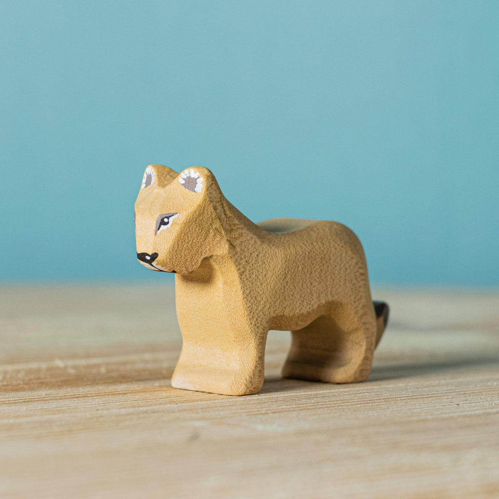 Trefigur Håndlaget Liten Naturlig Løvunge fra Bumbu Toys