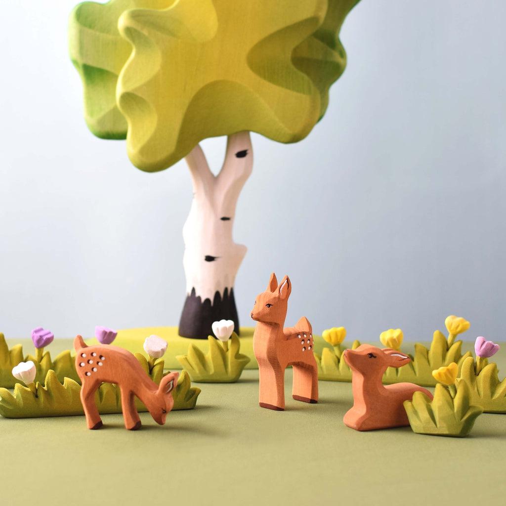 Trefigur Håndlaget Liten Rådyrkalv Spisende Bumbu Toys