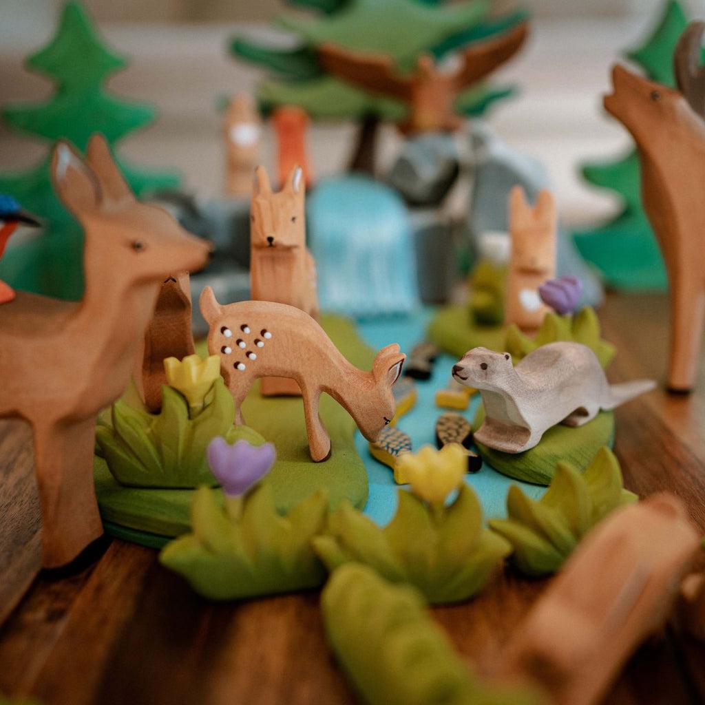 Trefigur Håndlaget Liten Rådyrkalv Spisende Bumbu Toys
