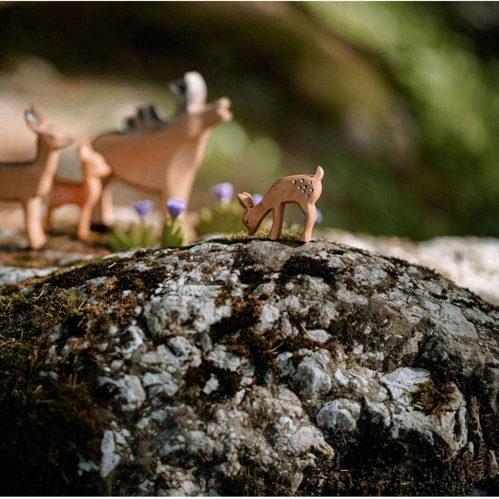 Trefigur Håndlaget Liten Rådyrkalv Spisende Bumbu Toys
