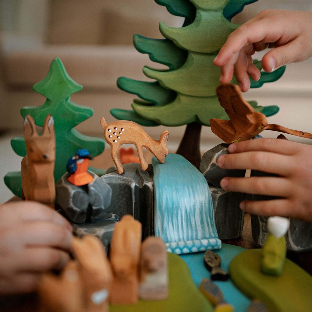 Trefigur Håndlaget Liten Rådyrkalv Spisende Bumbu Toys