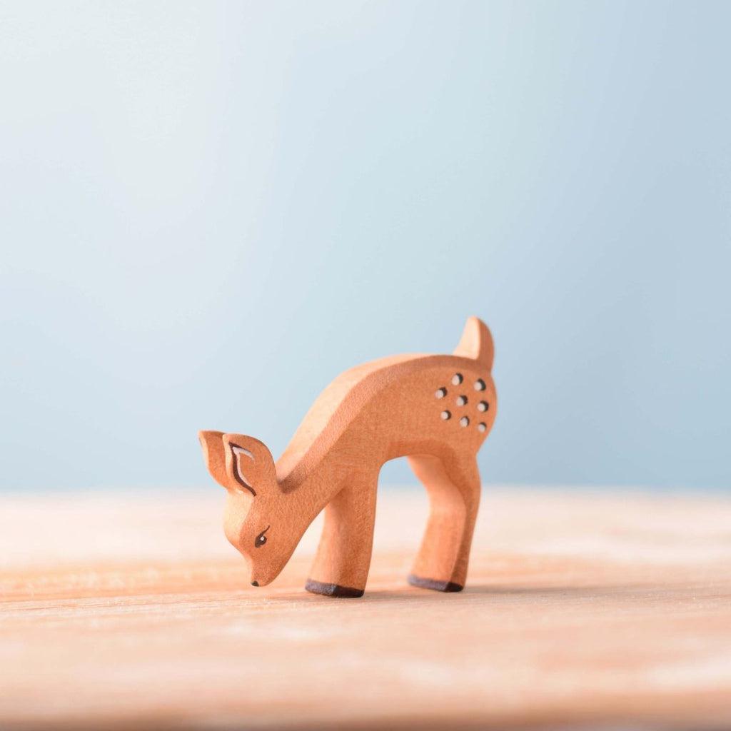 Trefigur Håndlaget Liten Rådyrkalv Spisende Bumbu Toys