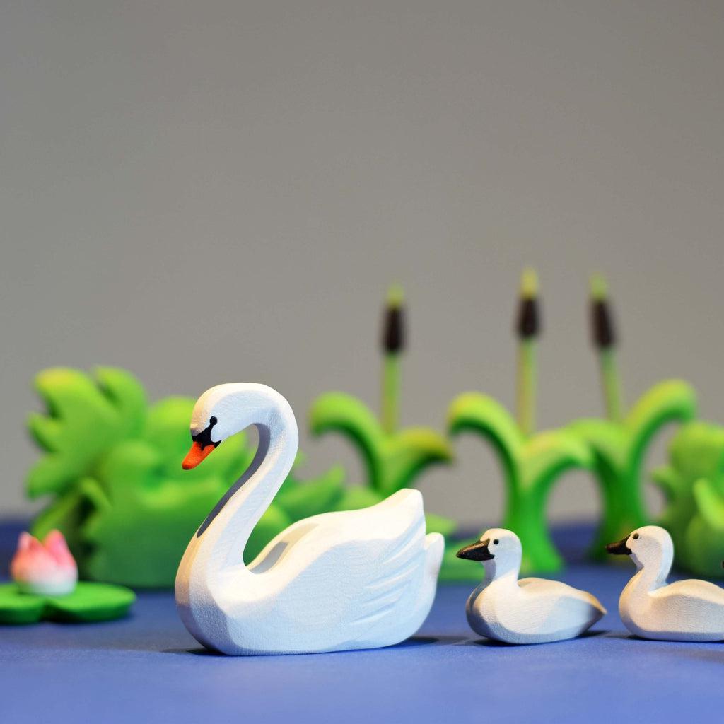 Trefigur I Lønnetre Håndlaget Liten Svaneunge Bumbu Toys