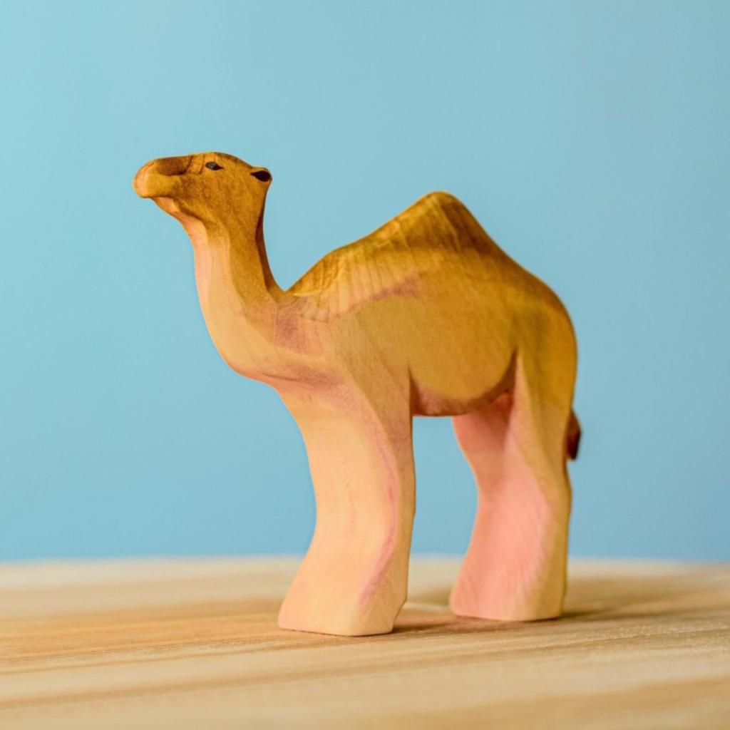 Trefigur Bærekraftig Liten Kamel Med Sal Håndlaget Bumbu